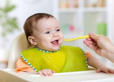 از چه زمانی غذا دادن به نوزاد را آغاز کنیم؟