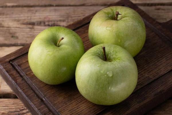 5 فایده خوردن سیب قبل از صبحانه